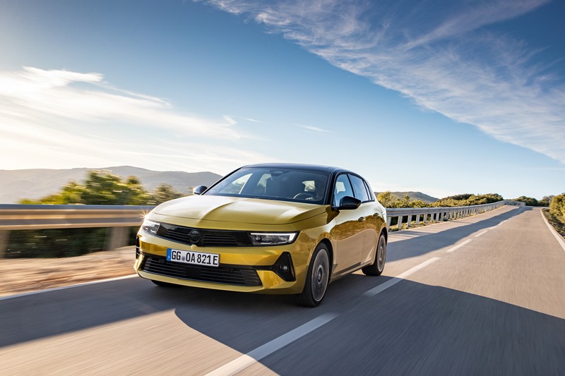 Opel Astra, gelblackiert, schnell unterwegs