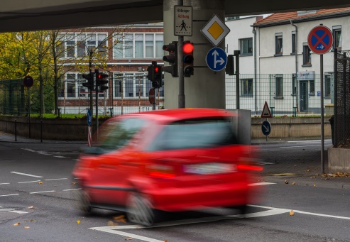 Roter Pkw rast über rote Ampel