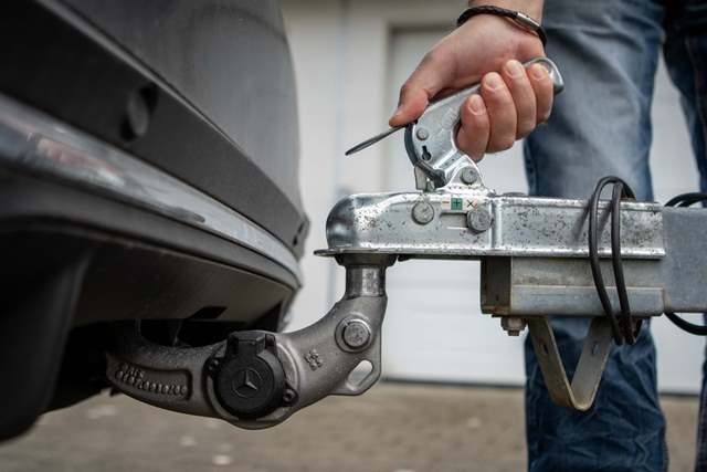 Anhänger wird an Auto angekuppelt