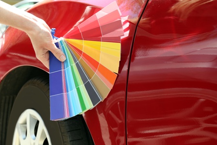 Farbfächer mit bunten Auto-Lackierungen