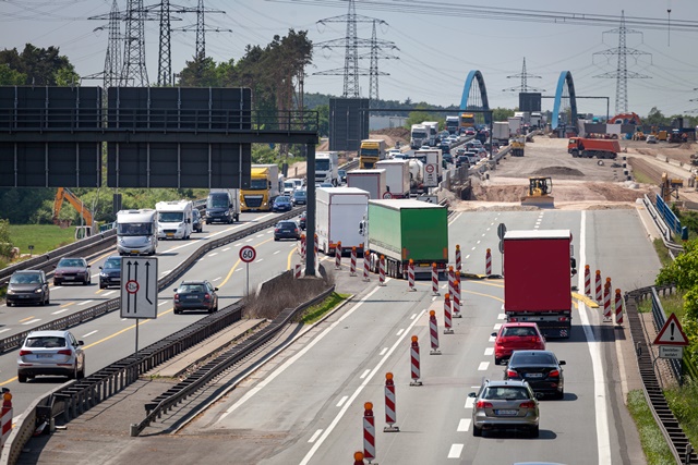 Stau an Baustelle mit Verschwenkungen auf die Gegenfahrbahn
