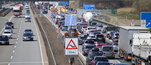 Verstopfte Autobahn mit Staus und Baustellen