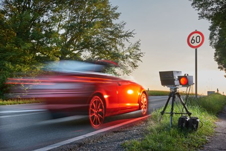 Auto rast in Radarfalle