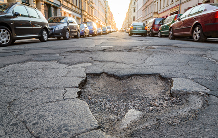 Aufgerisserner Straßenasphalt - klassischer Blow-Up