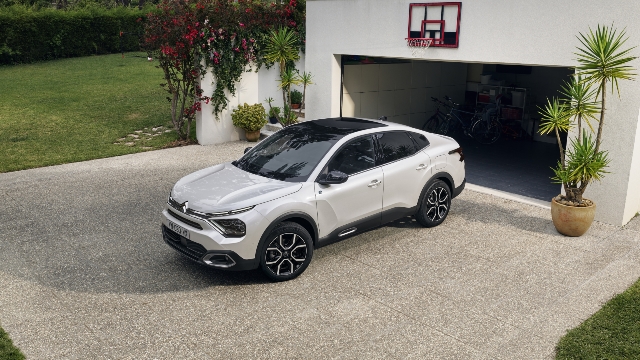 Auto, Crossover weiss vor Garage