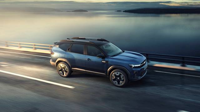 Dacia Bigster beschleunigt auf Küstenstraße