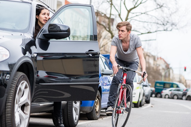 Autofahter öffnet achtlos Fahrzeugtür vor herannahendem Radfahrer