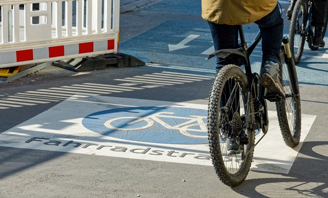 Fahrradstraße mit Radfahrer