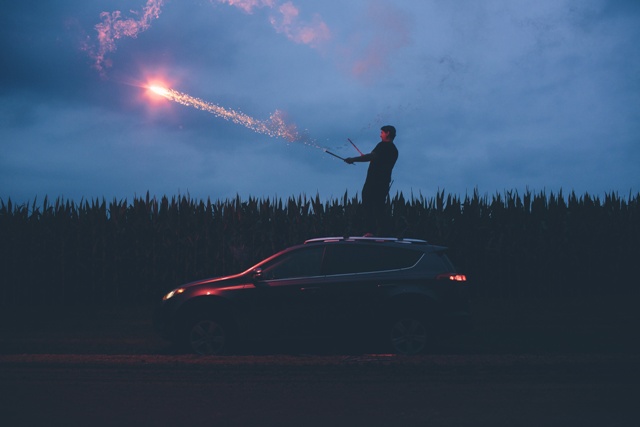 Mann auf Auto-Dach, schießt Silvester-Raketen ab