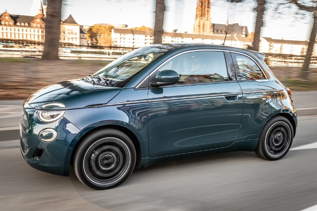 Fiat 500 dynamisch unterwegs