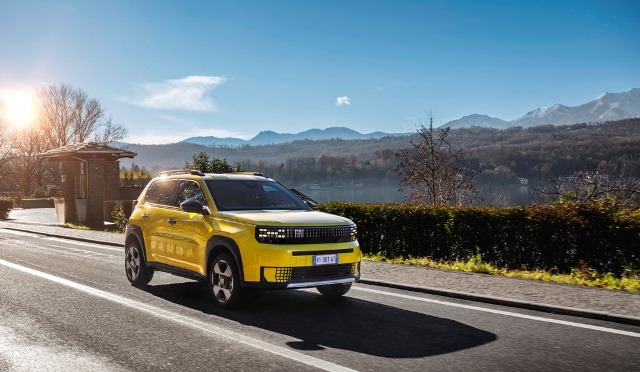 Gelber Fiat Grande Panda auf schöner Landstrasse