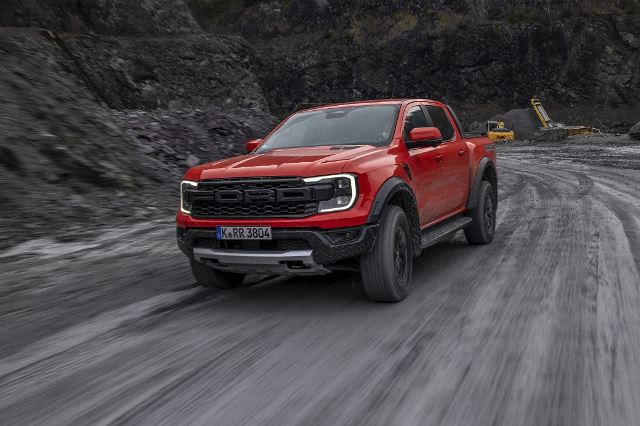 Ford Ranger Raptor rast über Bergwerkstraße