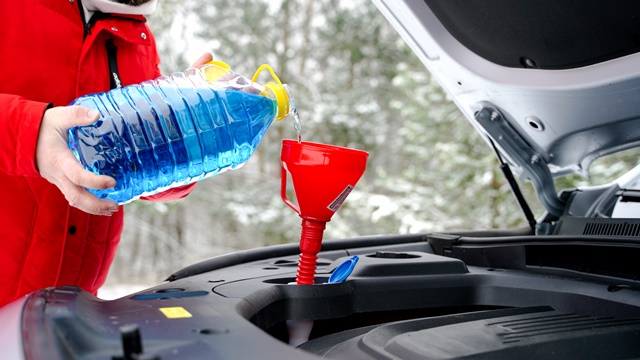 Autofahrer kippt Frostschutzmittel  in den Kühler
