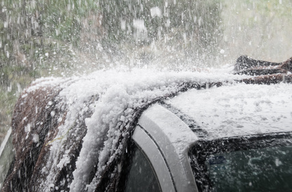 Autodach unter schwerem Hagelregen