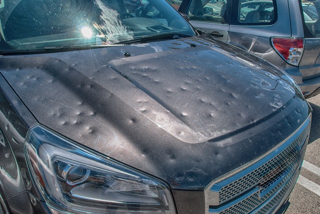 Automotorhaube mit Hagelschaden