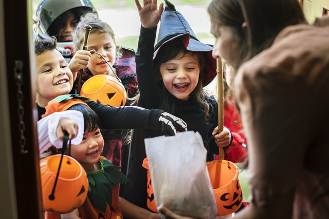 Kinder verkleidet Halloween