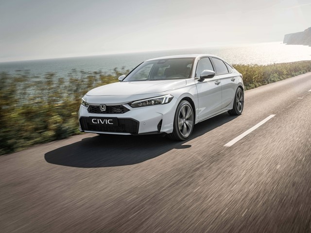 Honda Civic e:HEV Honda Civic e:HEV dynamisch auf der Landstraße