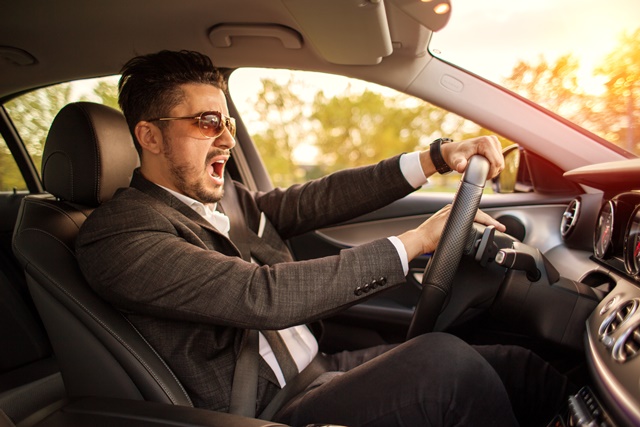 Wann darf man hupen? So setzt du die Autohupe richtig ein!