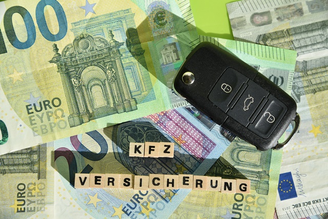 Kfz-Versicherung Symboldbild: Autoschlüssel, Police und Euroscheine
