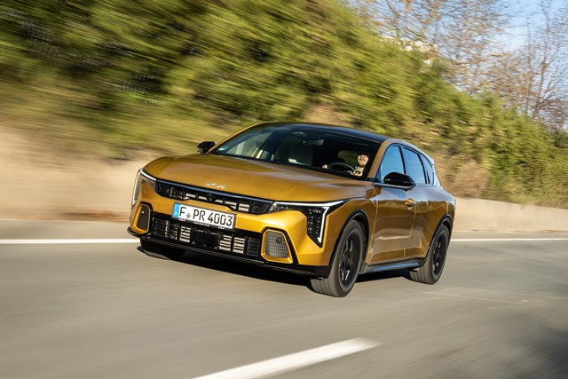 Kia K4 Kia K4 sehr schnell und agil auf einer Lanstraße unterwegs