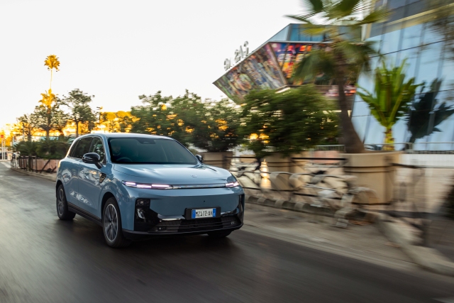 Leapmotor B10 Leapmotor B10 dynmisch auf Strasse in Nizza unterwegs