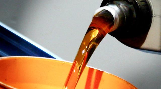 Motoröl läuft aus Flasche in den Trichter für den Motor