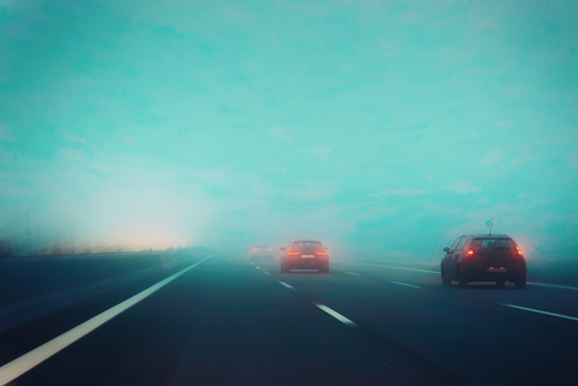 Straße mit trüber Sicht durch dicken Nebel