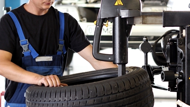 Werkstattmitarbeiter beim Reifenwechsel 