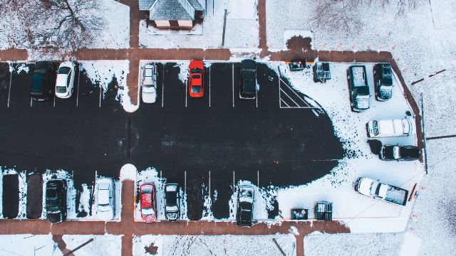 Supermarkt-Parkplatz von oben mit Schnee