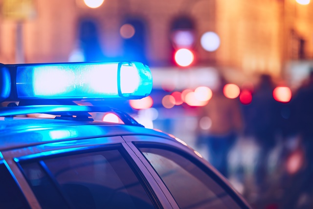 Polizeiauto mit blauem, blickendem Martinshorn