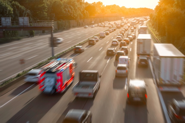 Feuerwehr rast durch Rettungsgasse