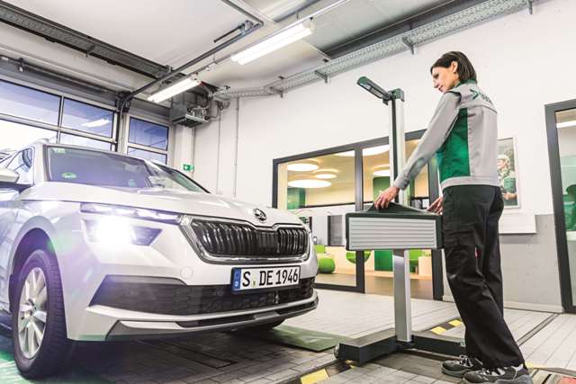 Auto, Werkstattmitarbeiter, Scheinwerfertest