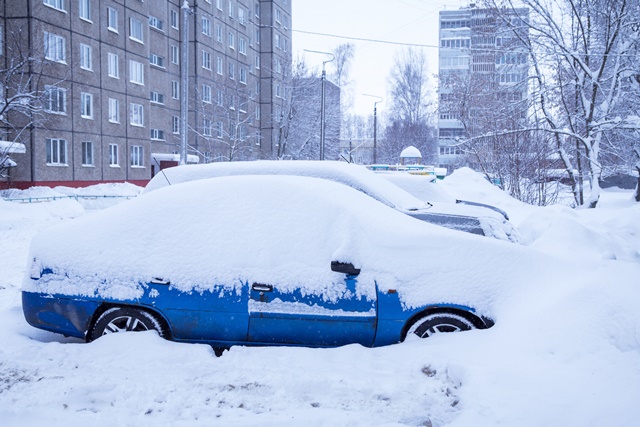 Parkende Autos vor Wohnhaus total eingeschneit