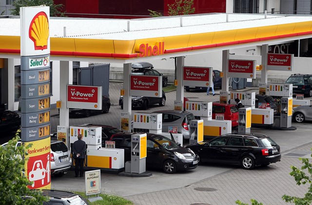 Shell-Tankstelle von oben, mehrere Autos tanken