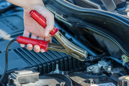 Starthilfe, rote Polklemme an Auto-Batterie