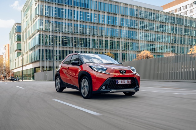 Toyota Aygo X: roter City-Flitzer im schicken SUV-Kleidchen