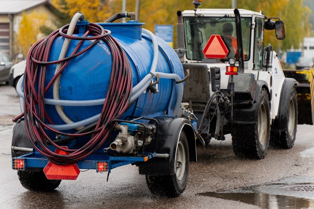 Traktor mit Anhänger auf Landstraße unterwegs