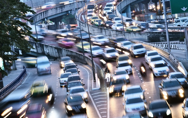 Mehrspuriges Stadtautobahnkreuz mit vielen Autos