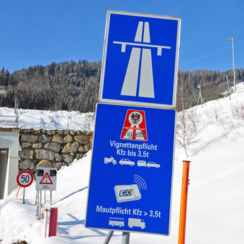 Schnee, Autobahnaufffahrt, Mautpflicht und Tempobeschränkung