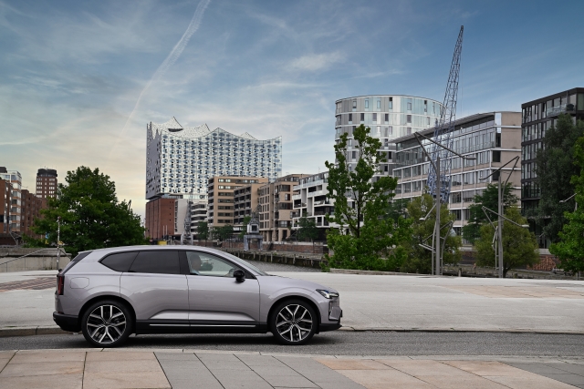 Volvo EX60 stehend vor der Hamburger Elbphilharmonie