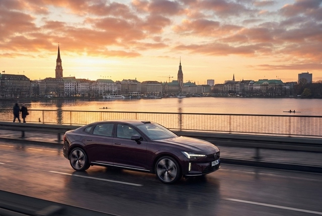 Volvo ES90 fährt an der Hamburger Alster in den Sonnenuntergang