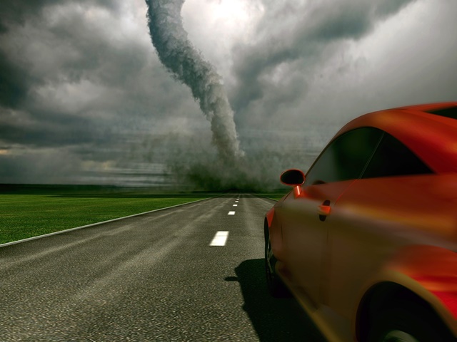 Strum, Straße, Windhose kommt auf Auto zu