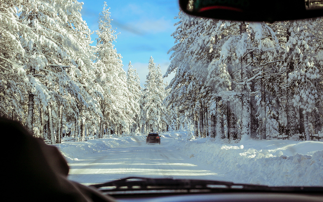 Auto fährt auf winterlicher Straße