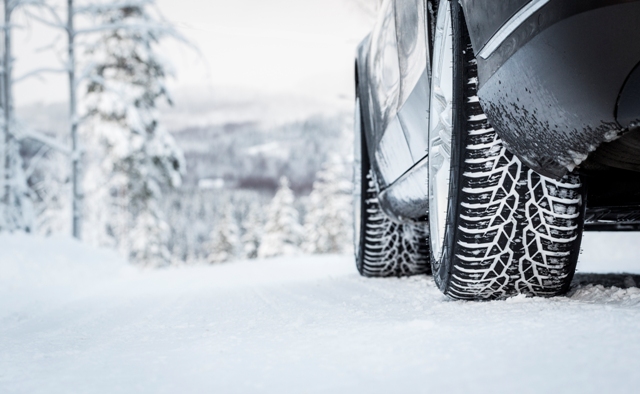 Winterliche Straßen, Auto mit Winterreifen