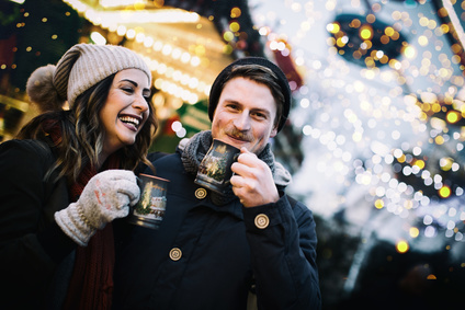 Pärchen trinkt Glühwein auf Weihnachtsmarkt