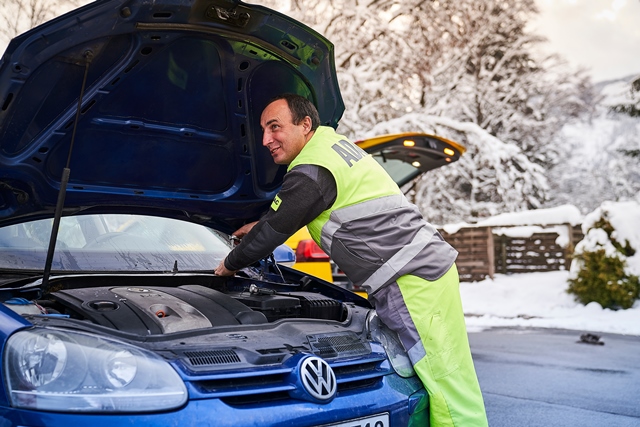 Gelber Engel an geöffneter Motorhaube