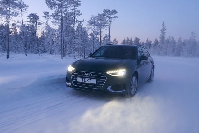 ADAC-Winterreifentest Testwagen im Schnee beim ADAC-Winterreifentest