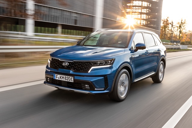 Kia-Sorento-PHEV-Dynamisch-Front-Seite-Blau.jpg