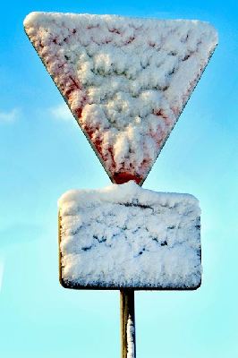 verkehrszeichen-bleiben-auch-zugeschneit-gueltig.jpg